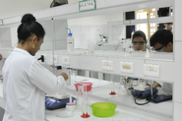 Imagem: Aluna de graduação promove experimento em laboratório