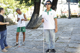 Imagem: Estudante do Instituto Hélio Gois testa o protótipo do VibEye, ainda com bengala (Foto: Divulgação)