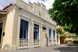 Imagem: Foto da fachada da Casa Amarela