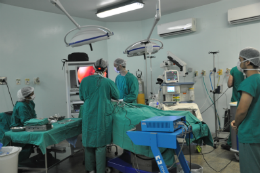 Imagem: Foto de procedimento cirúrgico no Hospital Universitário