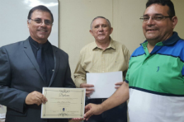 Imagem: Prof. Enio Pontes de Deus; Prof. Joaquim Fernando Pimentel Fernandes, presidente da entidade; e Prof. Nivaldo