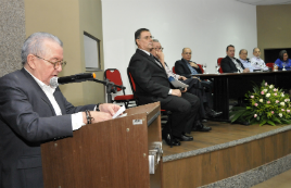 Imagem: Reitor Henry Campos discursa durante posse da nova diretoria da Adufc (Foto: Arlindo Barreto)