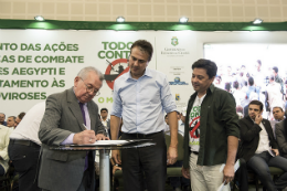 Imagem: Assinatura do termo de cooperação é acompanhada pelo governador Camilo Santana e o secretário Henrique Javi