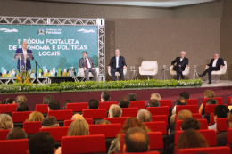 Imagem: Mesa de autoridades do fórum (Foto: Marcos Moura)