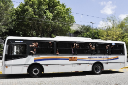 Imagem: Os horários dos ônibus intercampi e intracampus também ficam modificados nas férias (Foto: Ribamar Neto/UFC)