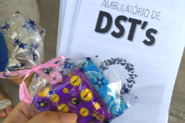 Imagem: Pacientes recebem informativo sobre DSTs e preservativos (Foto: divulgação)