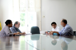 Imagem: Quatro pessoas em volta de uma mesa durante reunião (Foto: Chico Gomes/Secitece)