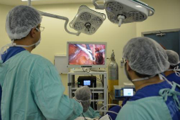 Imagem: Foto de médicos operando