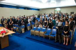 Imagem: Auditório da Reitoria recebeu familiares, amigos e colegas de profissão dos homenageados (Foto: Viktor Braga/UFC)