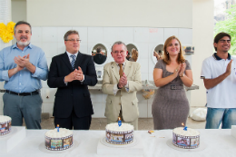 Imagem: Comemoração contou com 10 bolos de aniversário, representando uma década de inauguração do campus (Foro: Ribamar Neto/UFC)