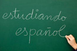 Imagem: Lousa com a frase escrita "estudiando español"