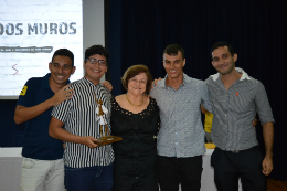 Imagem: Equipe vencedora na categoria Estudante – Jornalismo Mídia Eletrônica, com a produção "Além dos muros" (Imagem: Divulgação)