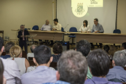 Imagem: Foto do Prof. Henry Campos falando ao público do seminário