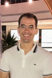 Imagem: O Prof. Ernani de Sousa Ribeiro Júnior, do Departamento de Matemática, comemorou a conquista (Foto: acervo pessoal)