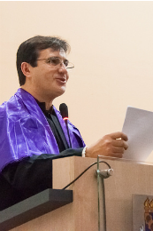 Imagem: Foto do vice-reitor no exercício da Reitoria, Prof. Custódio Almeida, discursando para o público da colação