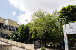 Imagem: foto da fachada da biblioteca universitária do Pici