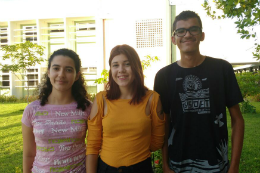 Imagem: Ana Victoria Araújo Maia, Deborah Ferreira Gomes e Lucas de Oliveira Silva são alunos do Campus da UFC em Quixadá (Foto: Divulgação)