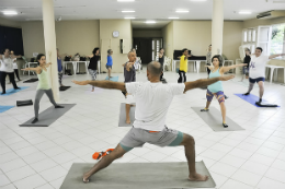 Imagem: Foto de servidores fazendo aula de ioga