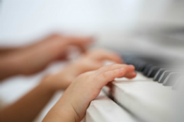 Imagem: Crianças teclam piano