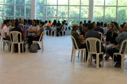 Imagem: Estudantes universitários apresentam a Jornada Formativa à turma de 2017