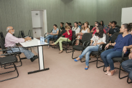Imagem: Público assiste à palestra de Gilmar de Carvalho