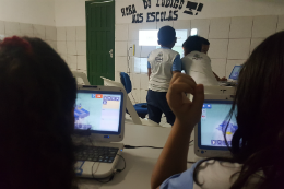 Imagem: Crianças durante atividade com computadores