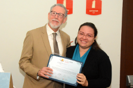 Imagem: Foto da aluna Juliana Magalhães da Cunha Rêgo recebendo certificado no Prêmio GANEPÃO 2018