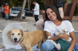 Imagem: A aluna de Zootecnia Taise Praxedes ajudou a organizar atendimento veterinário (Foto: Ribamar Neto/UFC)