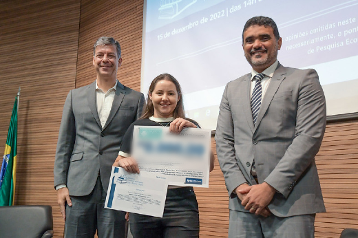 Imagem: Foto da pesquisadora Maria Josiell Nascimento da Silva recebendo o prêmio do IPEA