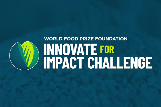 Imagem: Arte com fundo em tons de azul e o logotipo do Innovate for Impact Challenge, da World Food Prize Foundation. À esquerda, há um símbolo circular com uma folha em tons de verde e azul. À direita, aparece o texto World Food Prize Foundation – Innovate for Impact Challenge em letras brancas e verdes. Ao fundo, de forma desfocada, há grãos que remetem à produção agrícola.