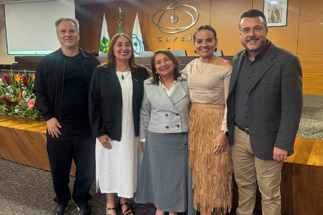 Imagem: professores da UFC posam para a foto