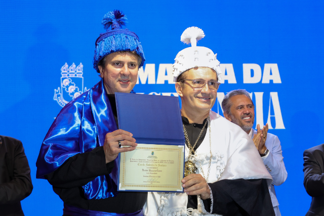 Imagem: Reitor e Camilo Santana segurando diploma de Doutor Honoris Causa