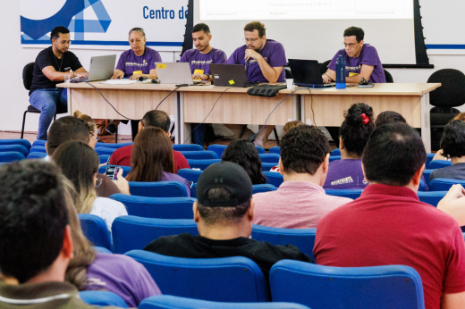 Delegados da Estatuinte sentados no auditório olhando para as pesssoas da comissão organizadora, que estavam posicionadas na mesa da última plenária, realizada no dia 30 de junho de 2026
