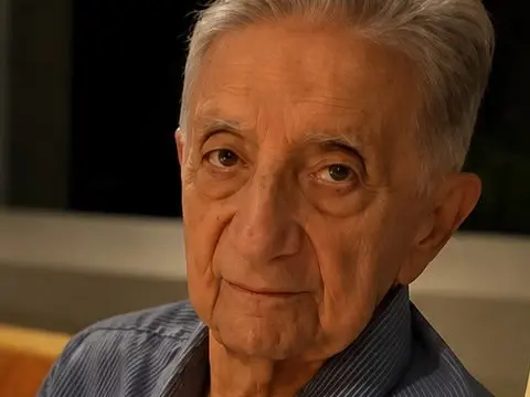 Imagem: Retrato do professor Josué Viana de Castro Filho, um senhor idoso vestindo uma blusa social cinza