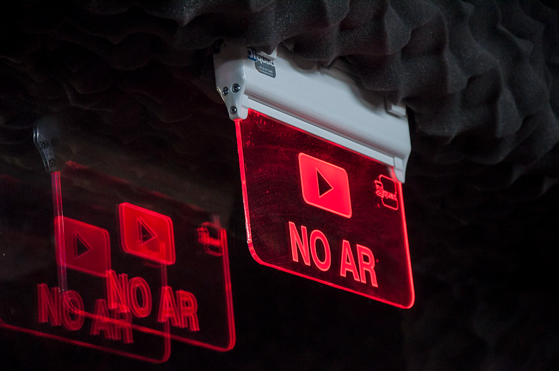 Imagem: letreiro "No Ar" no estúdio da Universitária FM 107.9