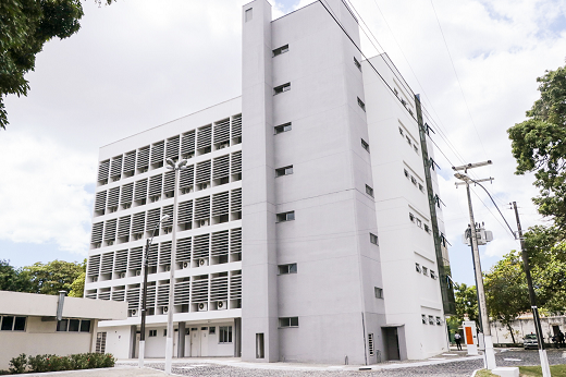 Imagem: Foto do prédio do Condomínio do Empreendedorismo e Inovação da UFC, prédio branco com seis andares (Foto: Ribamar Neto/UFC)