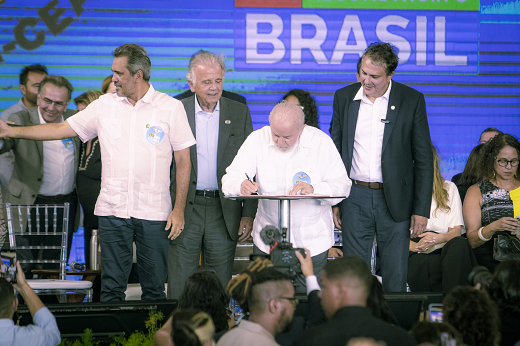 Imagem: Presidente Lula assina decreto, ao lado de Camilo Santana e Elmano. (Éden Barbosa/PROCULT)