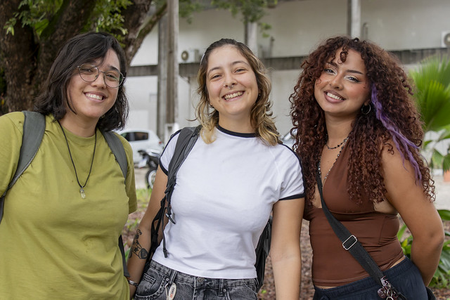 Imagem: Três estudantes mulheres lado a lado
