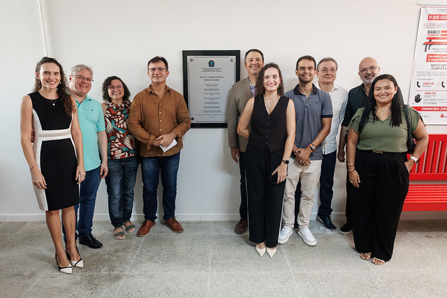 Imagem: Durante a cerimônia, houve o descerramento da placa de inauguração e visita às instalações do bloco (Foto: Ribamar Neto/UFC)
