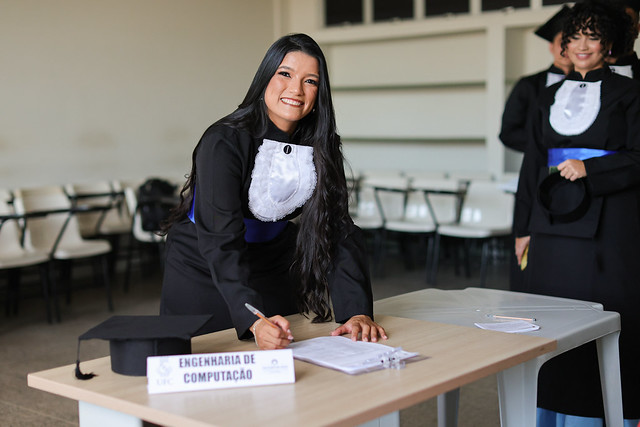Imagem: A regularidade no Enade é obrigatória para que o estudante possa colar grau (Foto: Victor Braga/UFC)