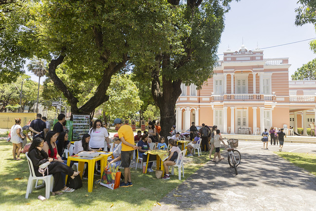 Imagem: público do projeto nos jardins da Reitoria