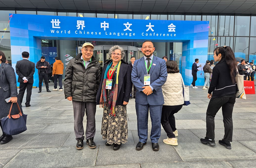 Imagem: Delegação da UFC em frente à entrada da Conferência Mundial da Língua Chinesa (foto: divulgação)