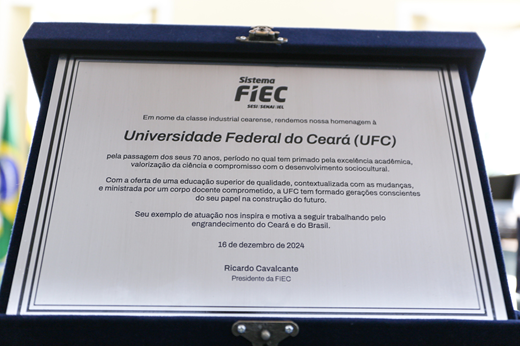 Imagem: Acondicionada em uma caixa azul, a placa comemorativa entregue pela FIEC à UFC.