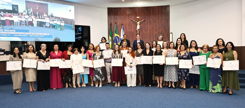Imagem: As 31 pesquisadoras homenageadas e seus representantes posam no plenário Fausto Arruda. (Foto: André Lima/CMFOR) 