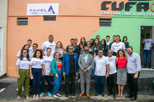 Imagem: Vinte e oito pessoas posam em frente à sede da CUFA no bairro Barroso. (Foto: Álvaro Graça Jr./ UFC Informa)