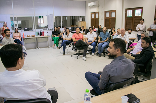 Imagem: Em primeiro plano, de costas, o reitor Custódio Almeida e o superintendente Renato Guerreiro, falam à equipe de servidores da UFC INFRA. (Foto: Ribamar Neto/ UFC Informa)