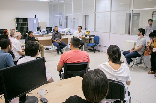 Imagem: Equipe da UFC INFRA reunida ao redor do reitor Custódio Almeida e do superintendente de Infraestrutura Renato Guerreiro. (Foto: Ribamar Neto/ UFC Informa)