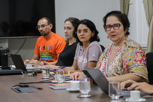 Imagem: Da esquerda para a direita: Hemison Magalhães (CIS e CONSUNI), Cláudia Lóssio (FASUBRA), Cássia Araújo (SINTUFCE) e Elaine Teixeira (CONSUNI). 