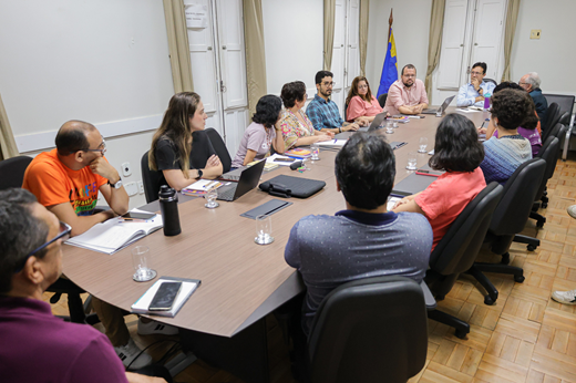 Imagem: Representantes da categoria técnico-administrativa em educação sentados à mesa com o reitor, pró-reitores e assessores da Reitoria