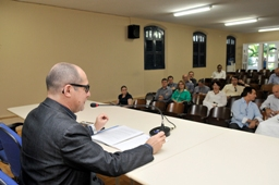 Imagem: Reitor Jesualdo Farias fala na abertura da primeira etapa do Seminário de Gestão Acadêmica 2013.